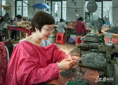 江西省扶貧辦公室 圖片新聞 這位女書記,讓麻將桌冷清,讓扶貧車間熱鬧