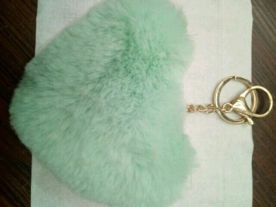 一塊八的仿桃心毛球 探秘義烏國際商貿城里的“鵬運”小生意